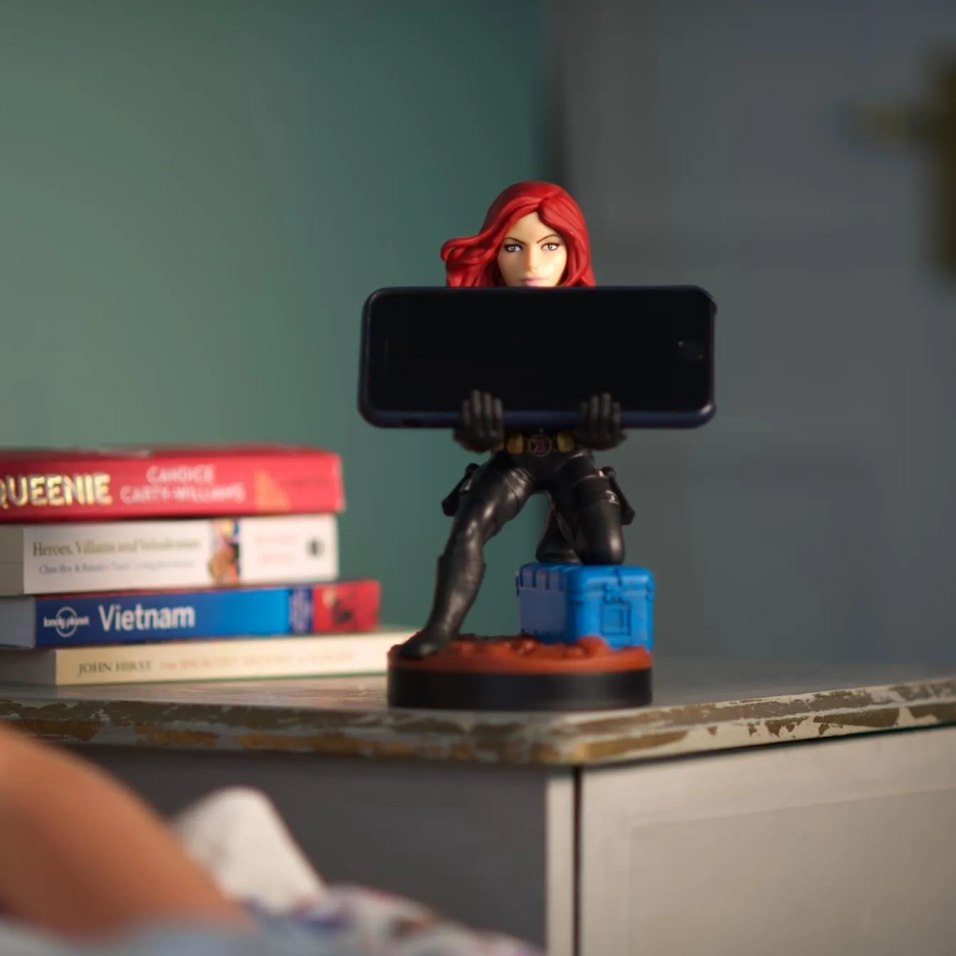 Marvel: Black Widow White Suit Cable Guys Controller Holder and Phone Stand